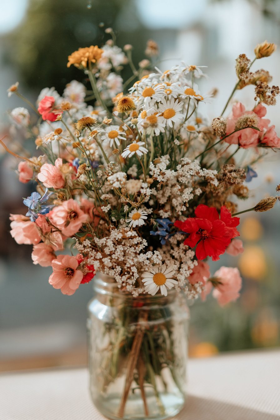 Mason-Jar mit Wildblumenstrauß als Frühlingsdeko
